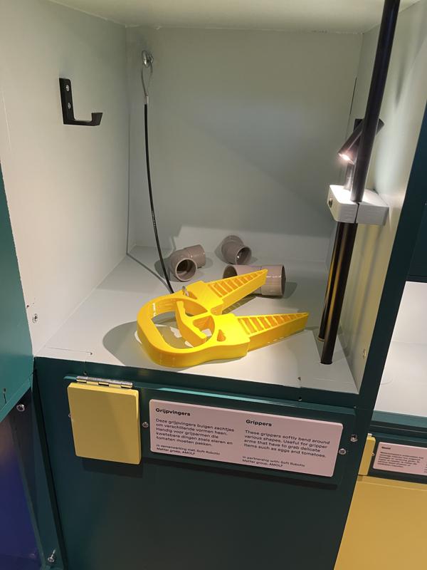 Design of a 3d-printed hand-actuated soft gripper for the Nemo Science Museum