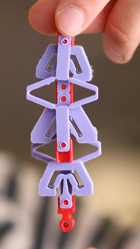 A countersnapping structure, unstretched, in its serial state.