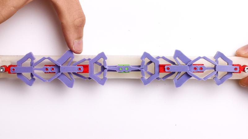 A pre-stretched chain of countersnapping elements about to be poked (state 00).